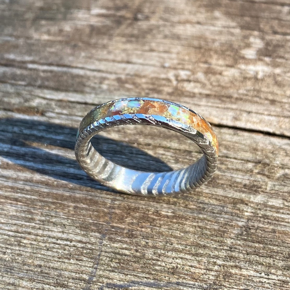 Anello di Acciaio Damasco, Corniola, Opale e Foglia d’Oro