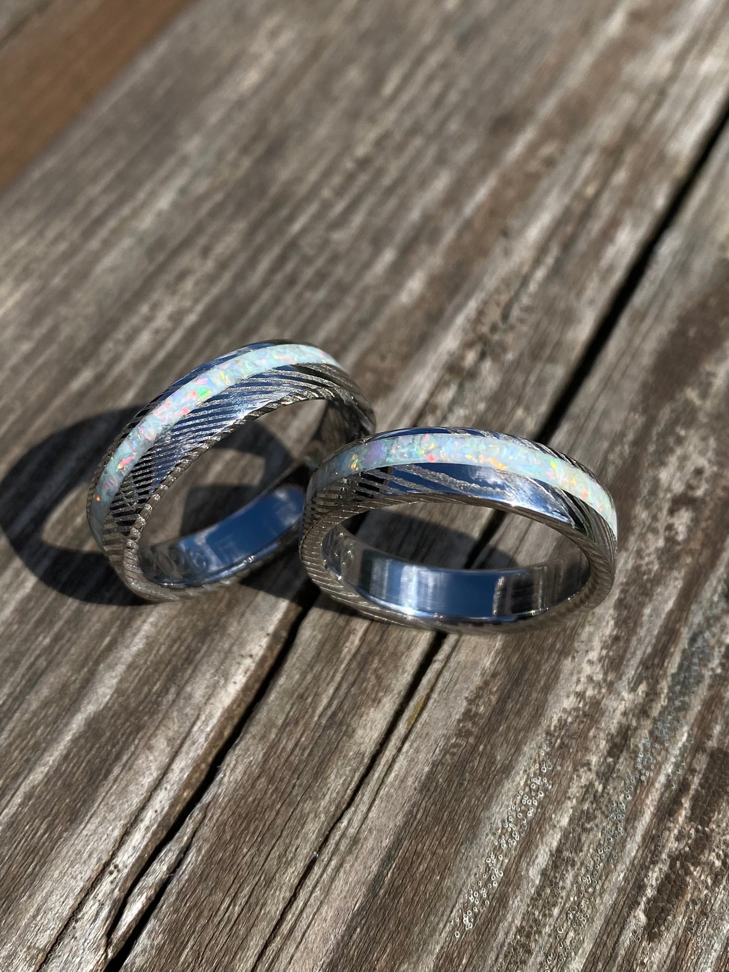 Anello di Acciaio Damasco ed Opale con intarsio laterale