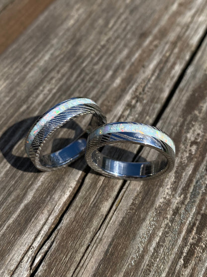 Anello di Acciaio Damasco ed Opale con intarsio laterale