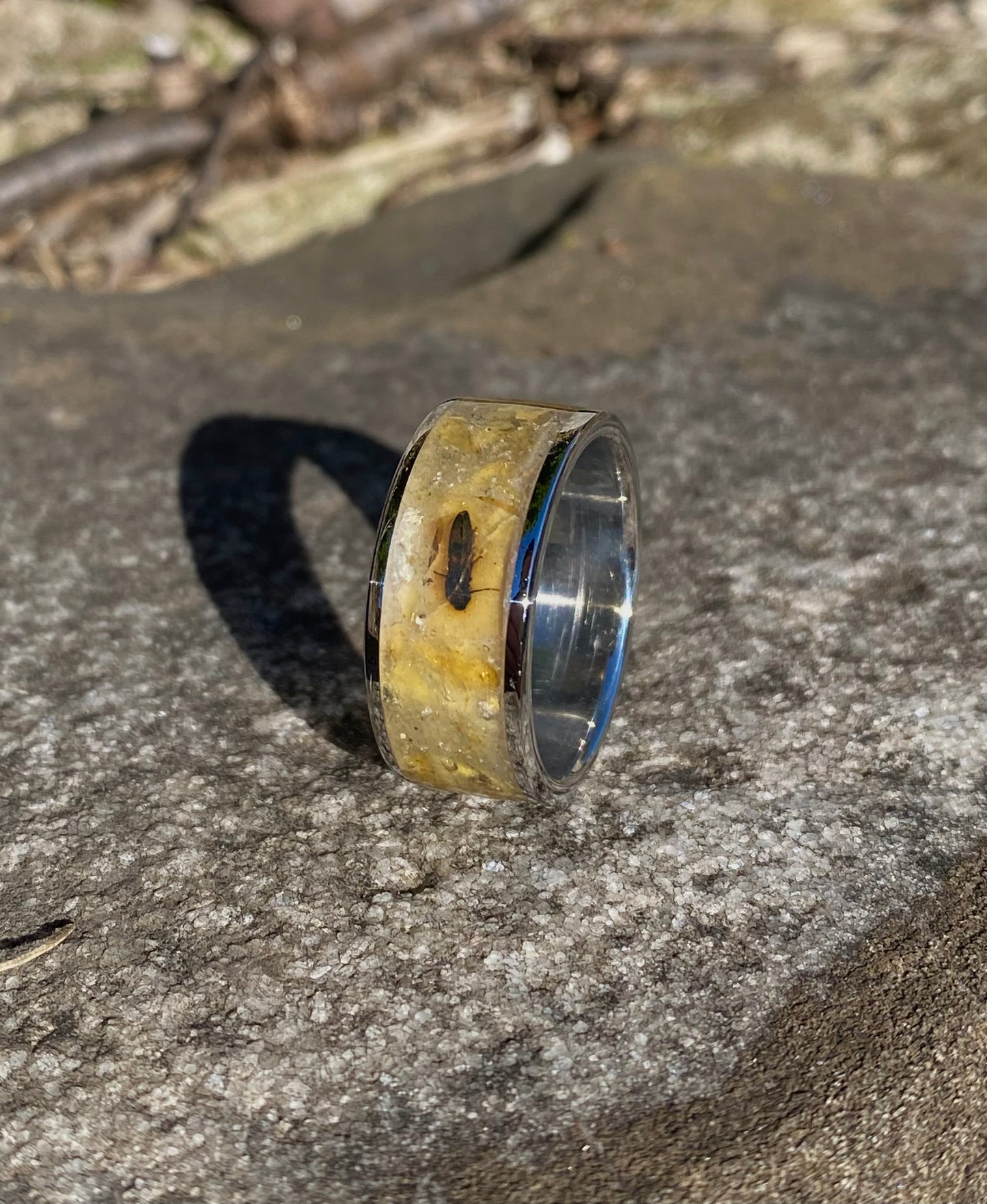 Anello di Ambra Fossile con Inclusioni di Insetti