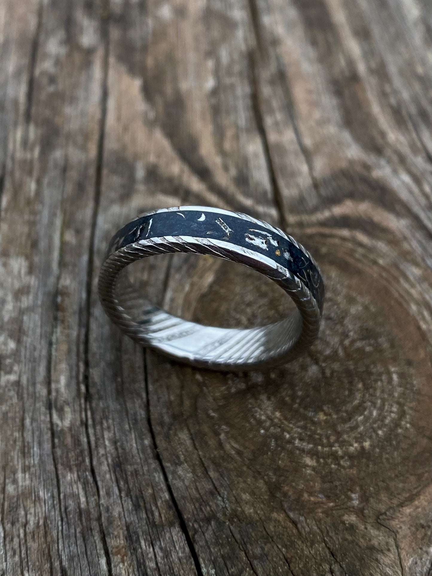 Bague en acier de Damas et météorite