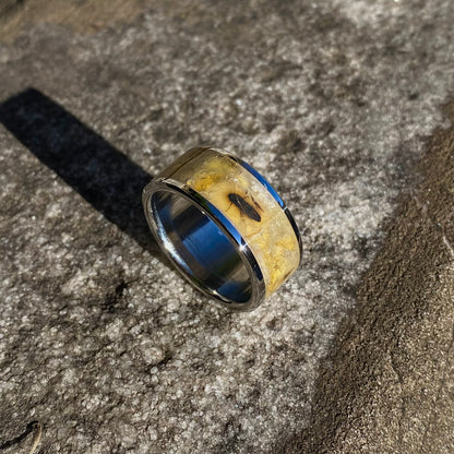 Anello di Ambra Fossile con Inclusioni di Insetti