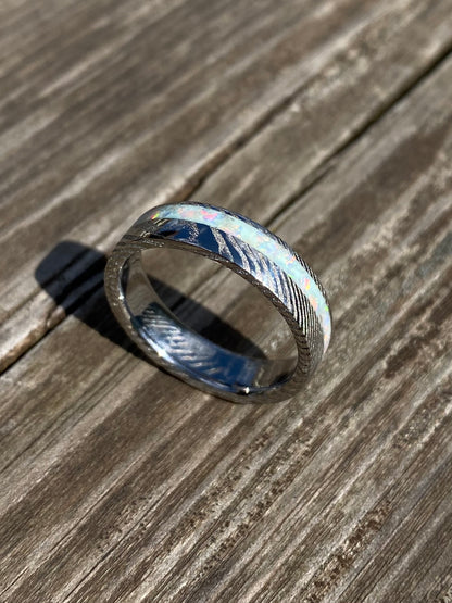 Anello di Acciaio Damasco ed Opale con intarsio laterale