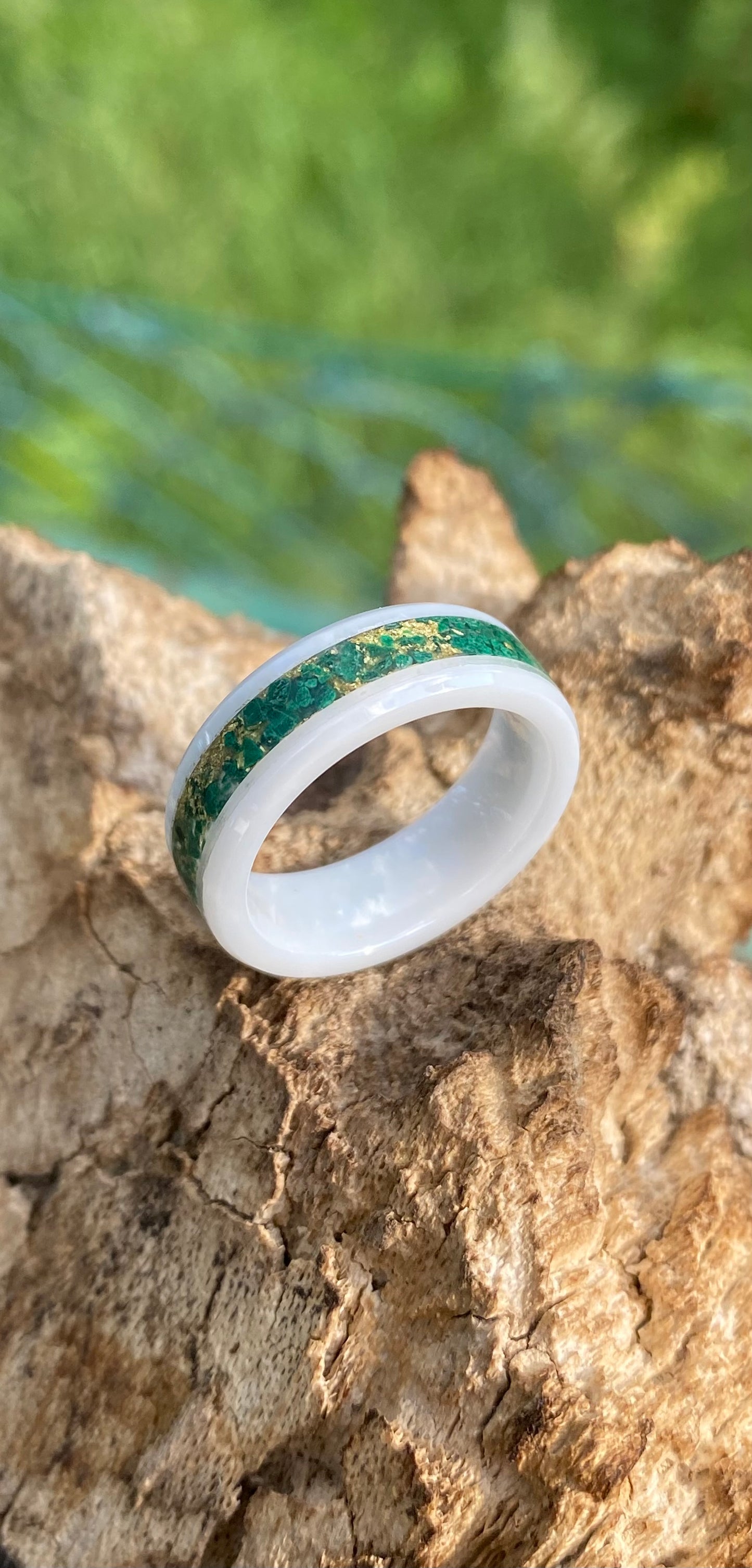 Anello di Ceramica Bianca, Malachite e Foglia d'Oro