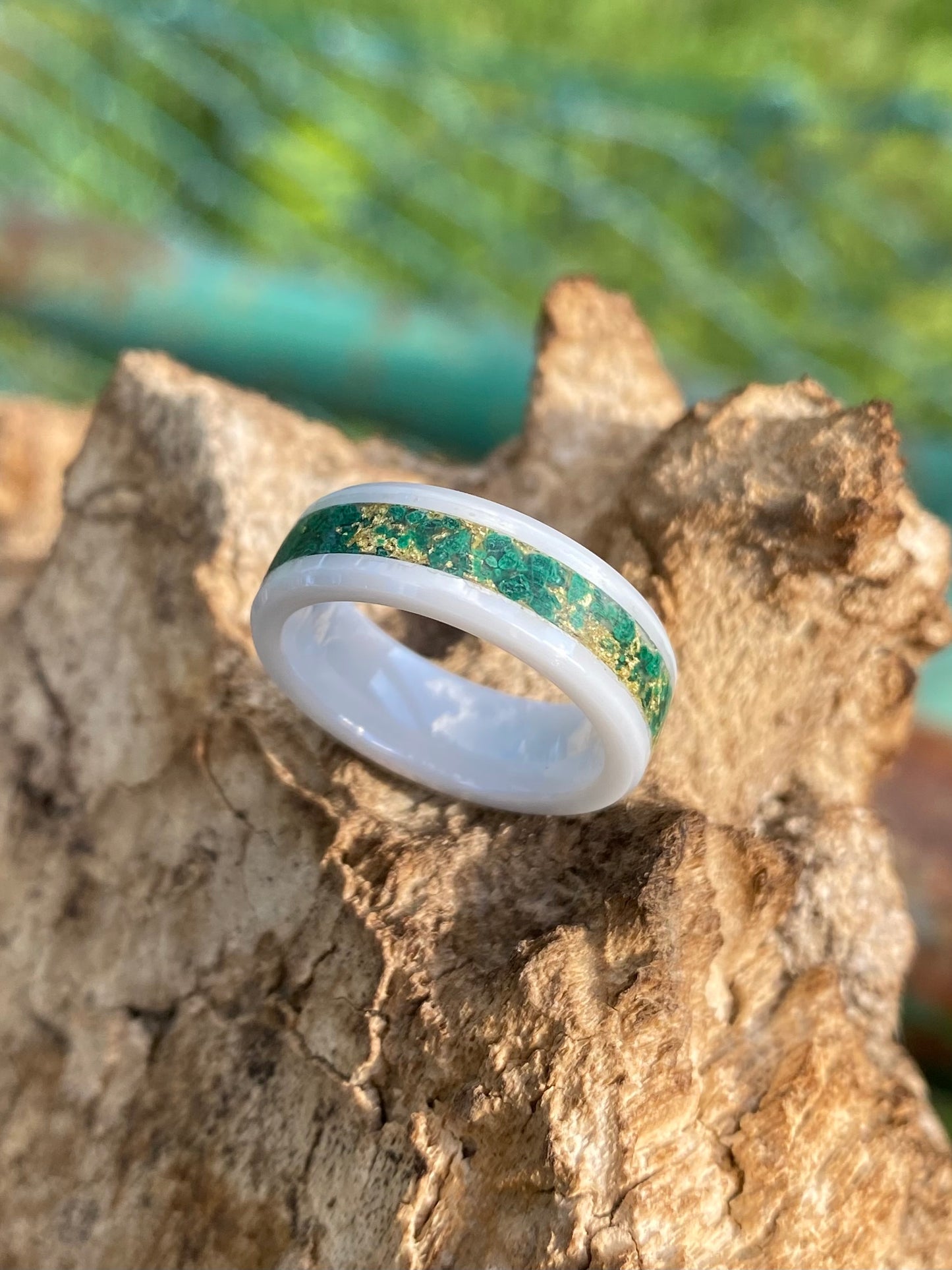 Anello di Ceramica Bianca, Malachite e Foglia d'Oro