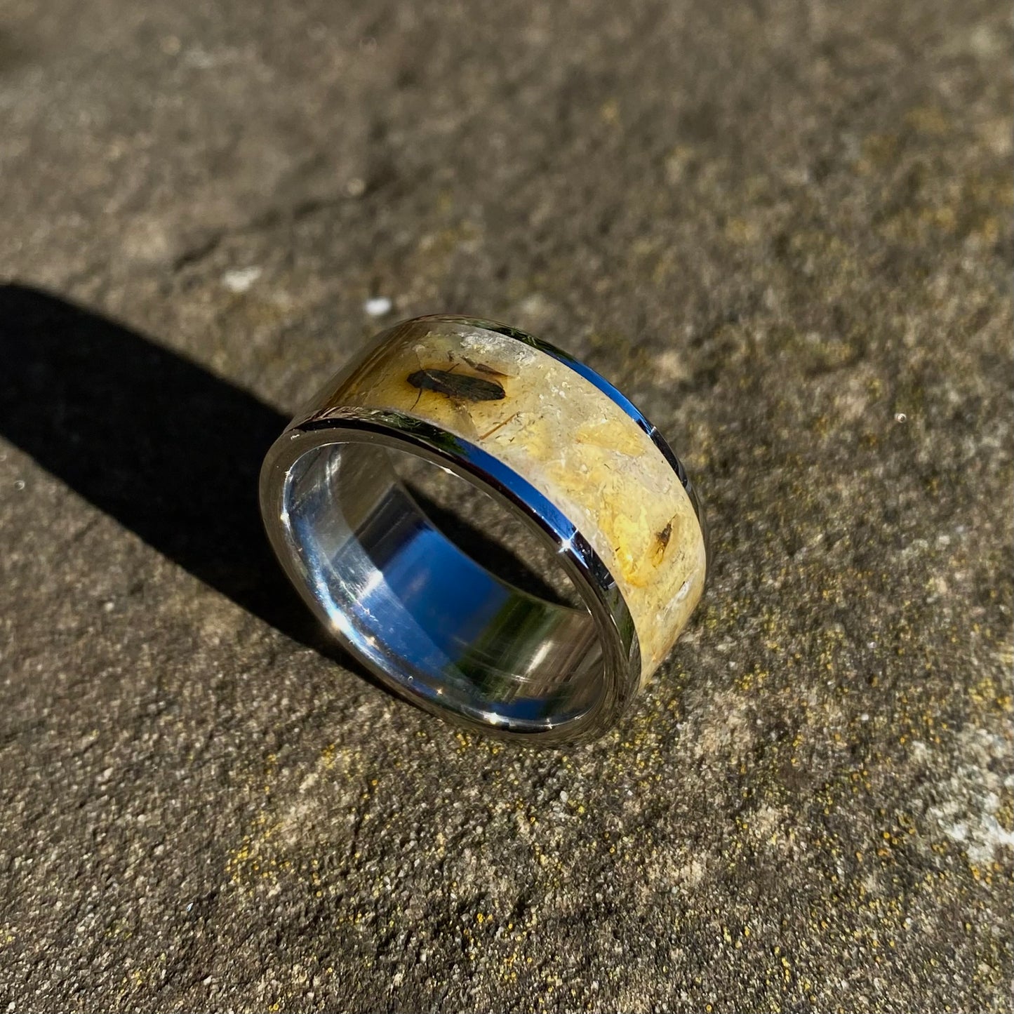 Anello di Ambra Fossile con Inclusioni di Insetti