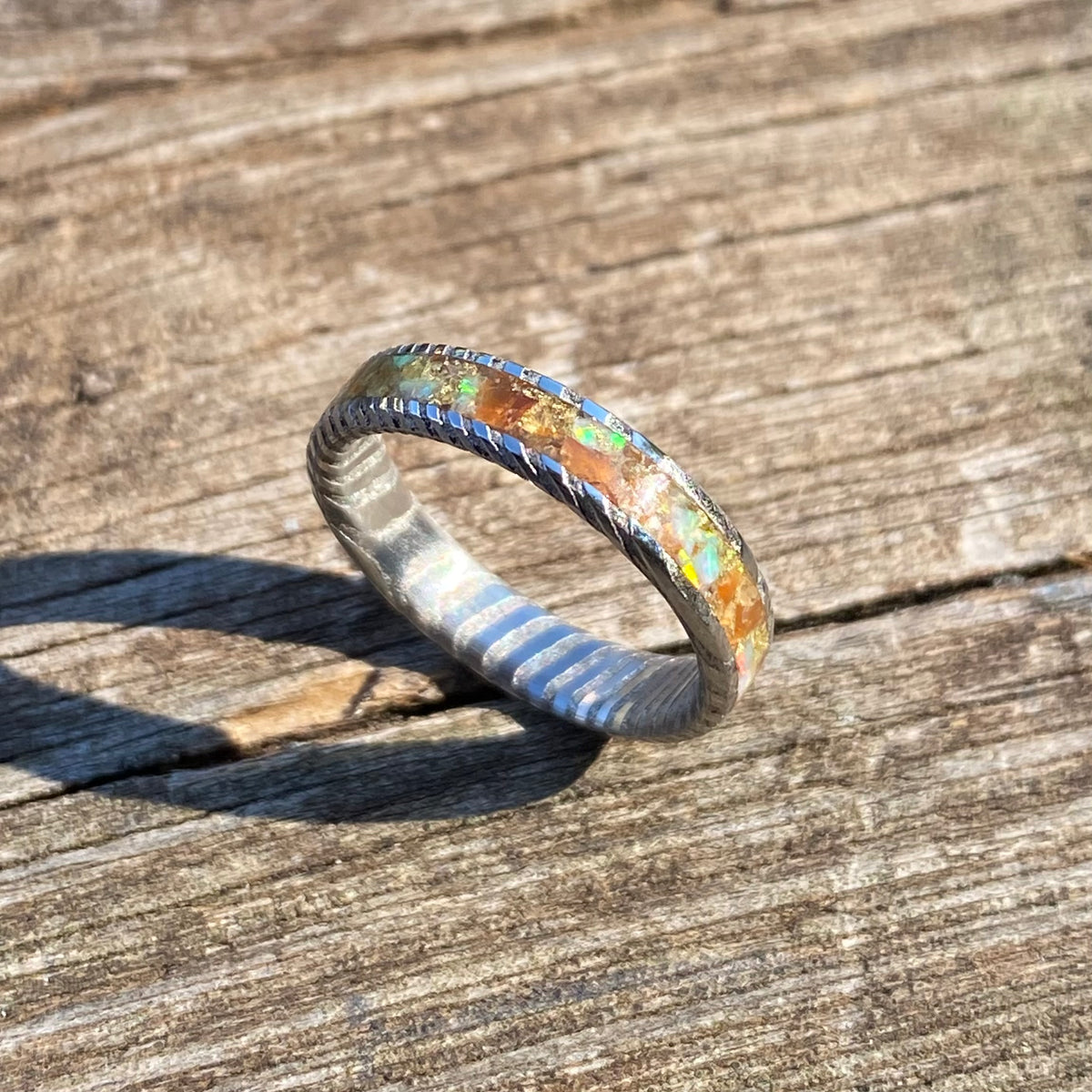 Anello di Acciaio Damasco, Corniola, Opale e Foglia d’Oro
