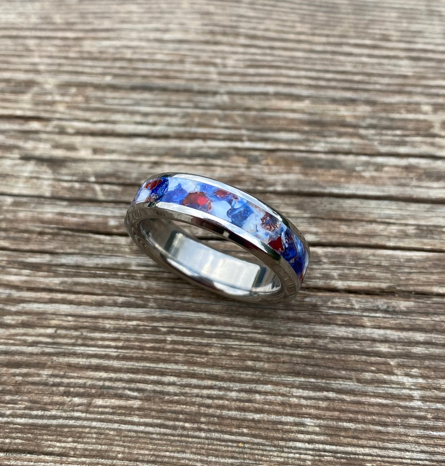 Anello di Titanio, Granato Rosso, Conchiglia ed Occhio di Tigre