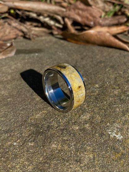 Anello di Ambra Fossile con Inclusioni di Insetti