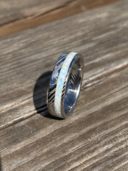 Anello di Acciaio Damasco ed Opale con intarsio laterale