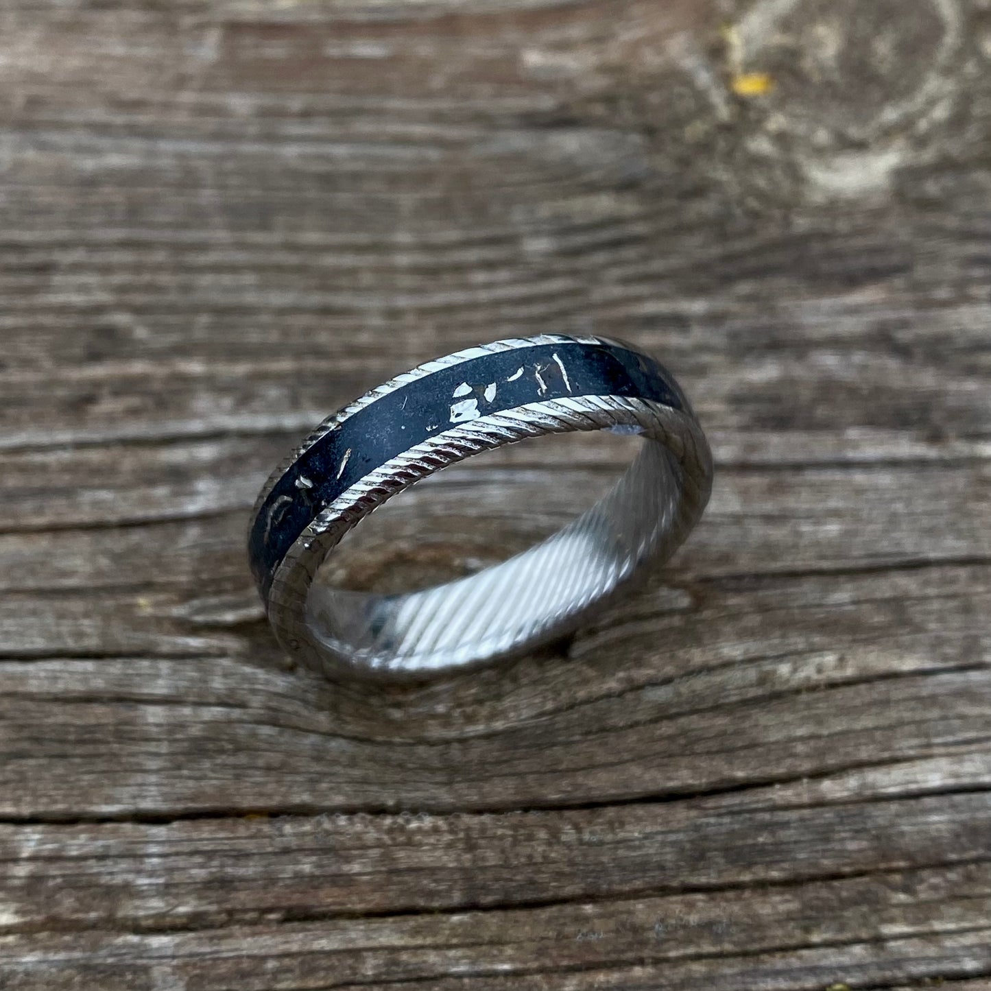 Bague en acier de Damas et météorite