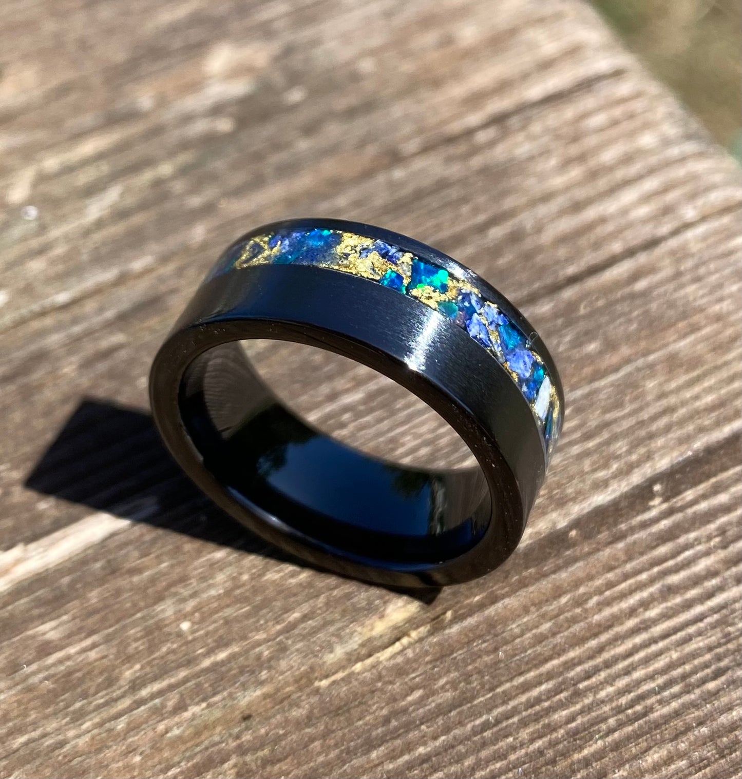 Anello di Ceramica Nera, Opale, Lapis Lazuli e Foglia d'Oro