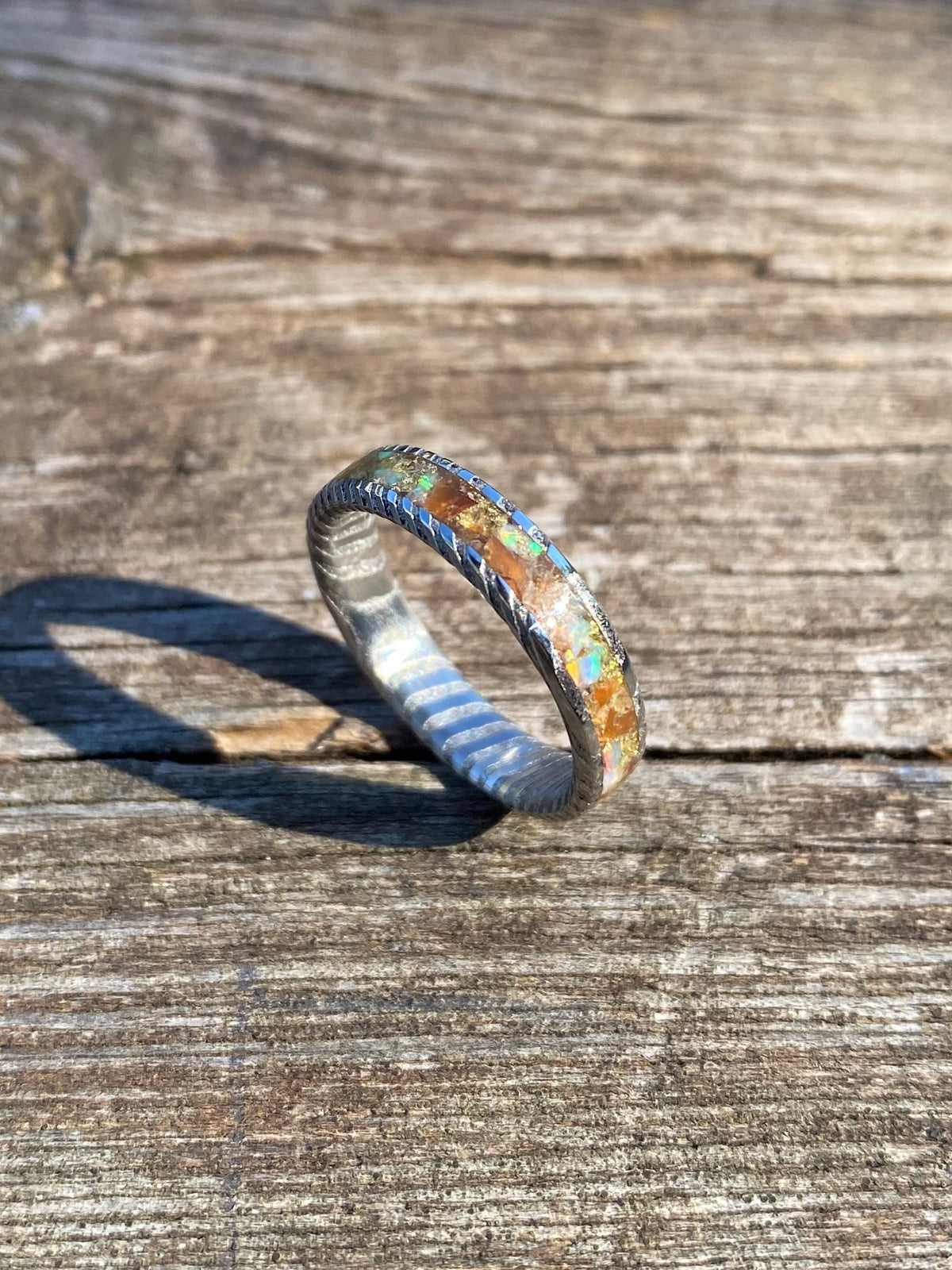 Anello di Acciaio Damasco, Corniola, Opale e Foglia d’Oro