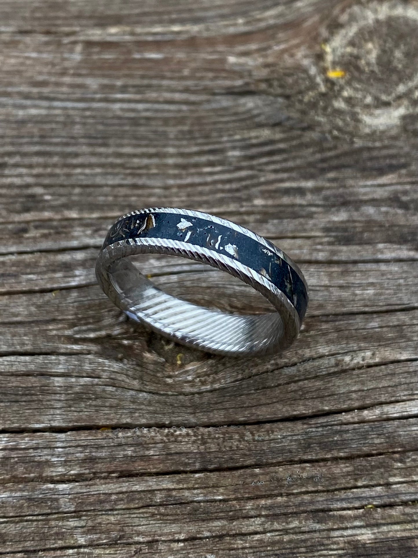 Bague en acier de Damas et météorite