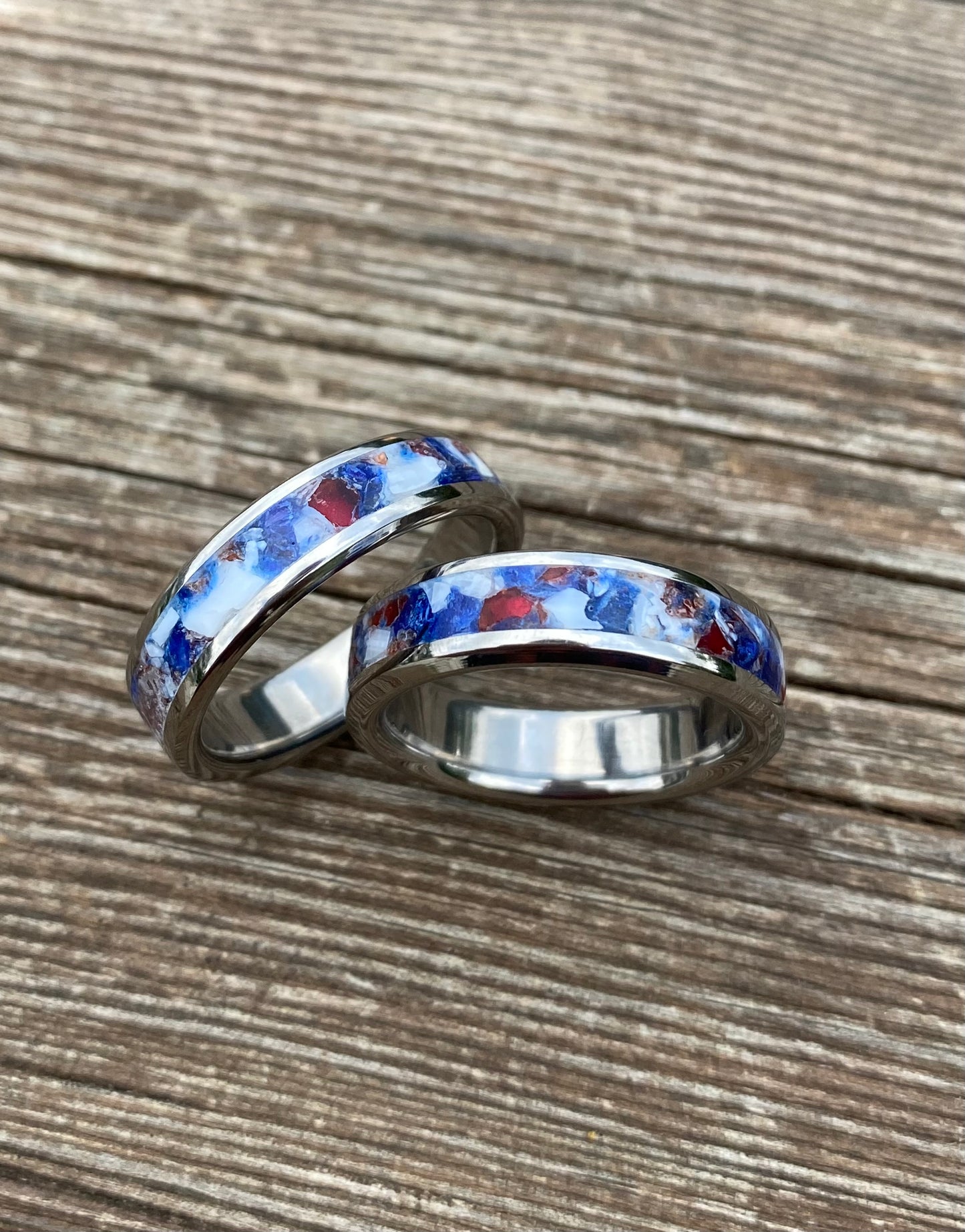Anello di Titanio, Granato Rosso, Conchiglia ed Occhio di Tigre