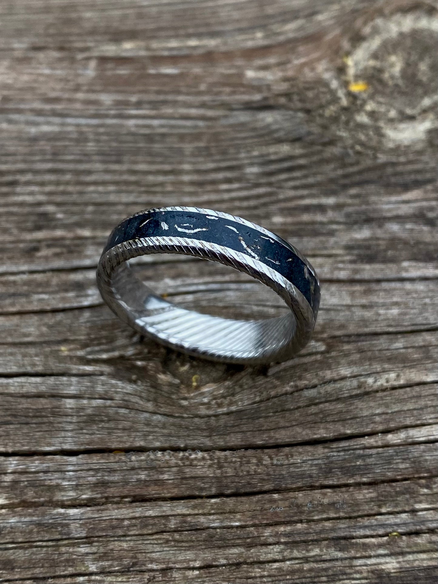 Bague en acier de Damas et météorite
