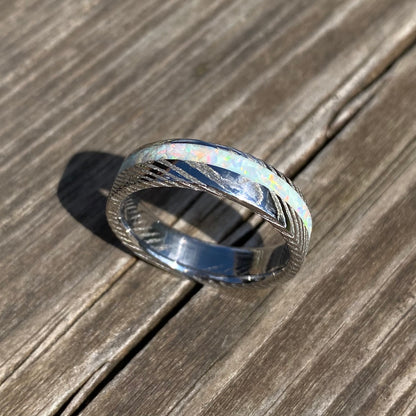Anello di Acciaio Damasco ed Opale con intarsio laterale