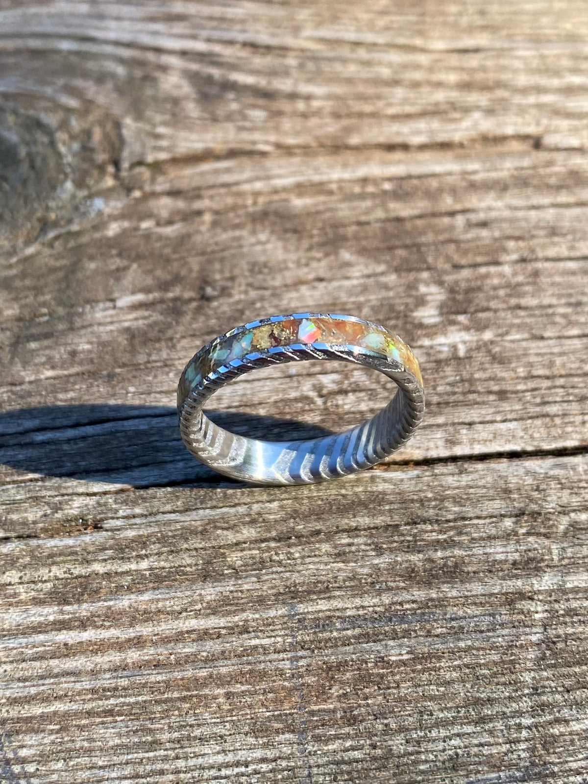 Anello di Acciaio Damasco, Corniola, Opale e Foglia d’Oro