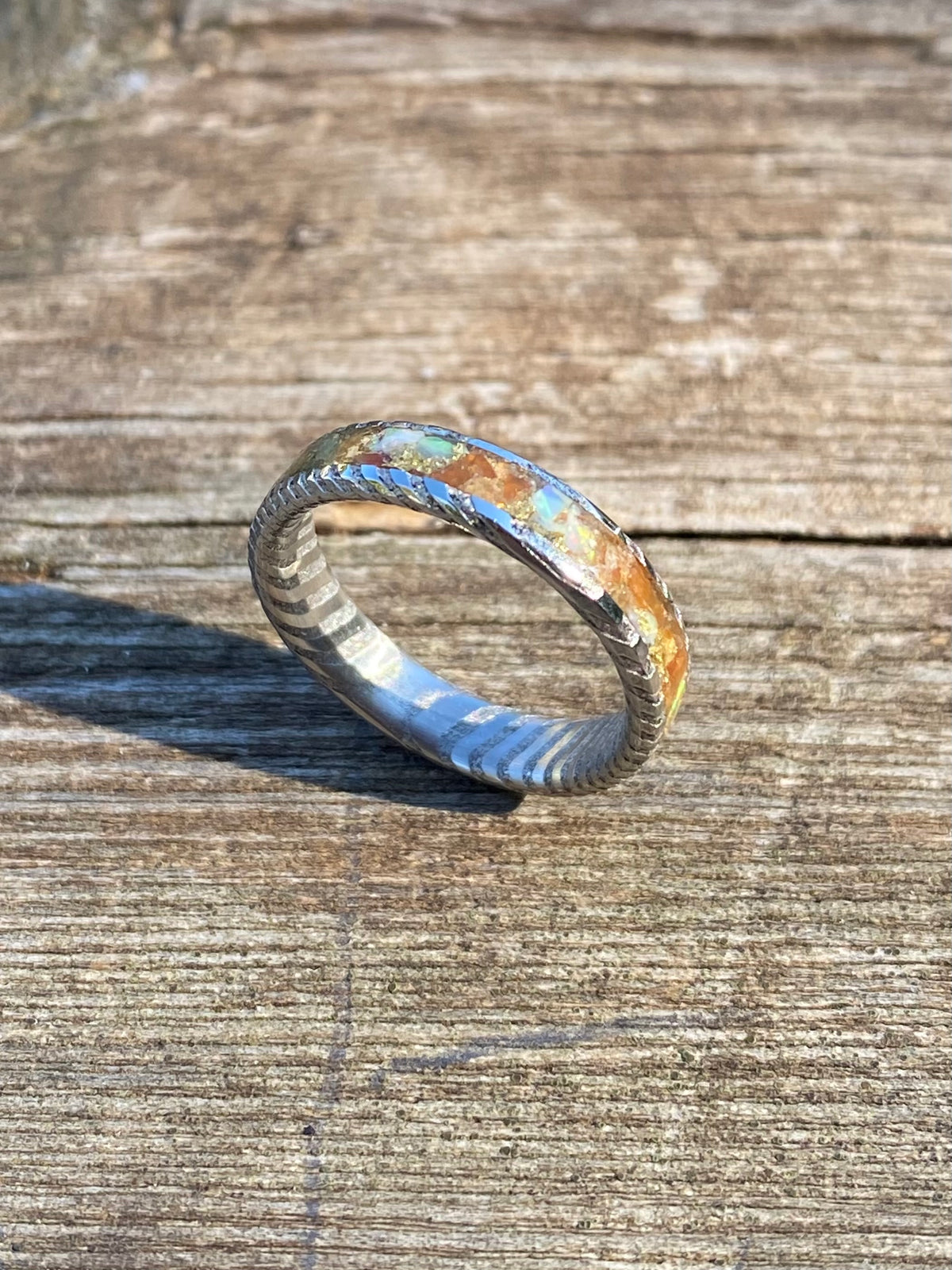 Anello di Acciaio Damasco, Corniola, Opale e Foglia d’Oro