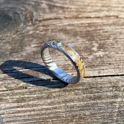 Anello di Acciaio Damasco, Corniola, Opale e Foglia d’Oro