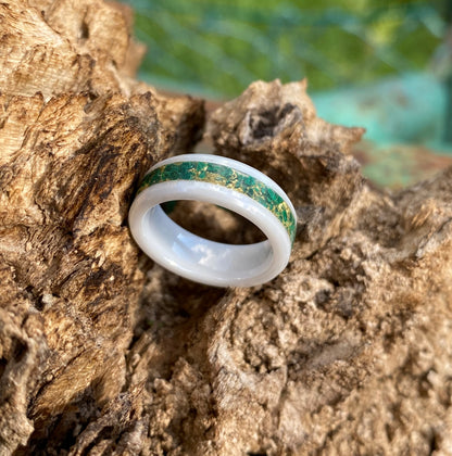 Anello di Ceramica Bianca, Malachite e Foglia d'Oro