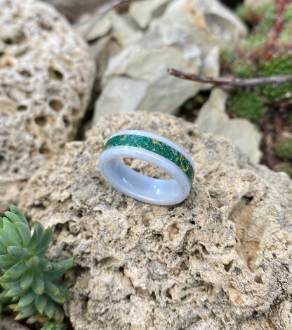 Anello di Ceramica Bianca, Malachite e Foglia d'Oro