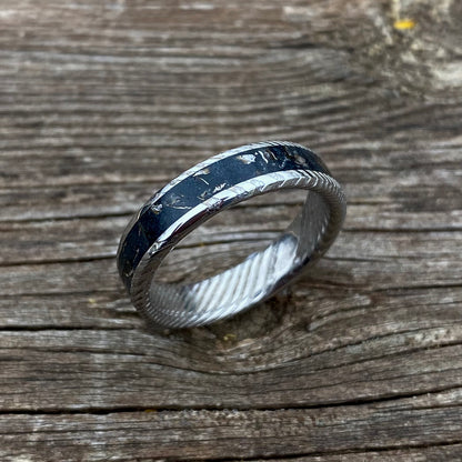 Bague en acier de Damas et météorite