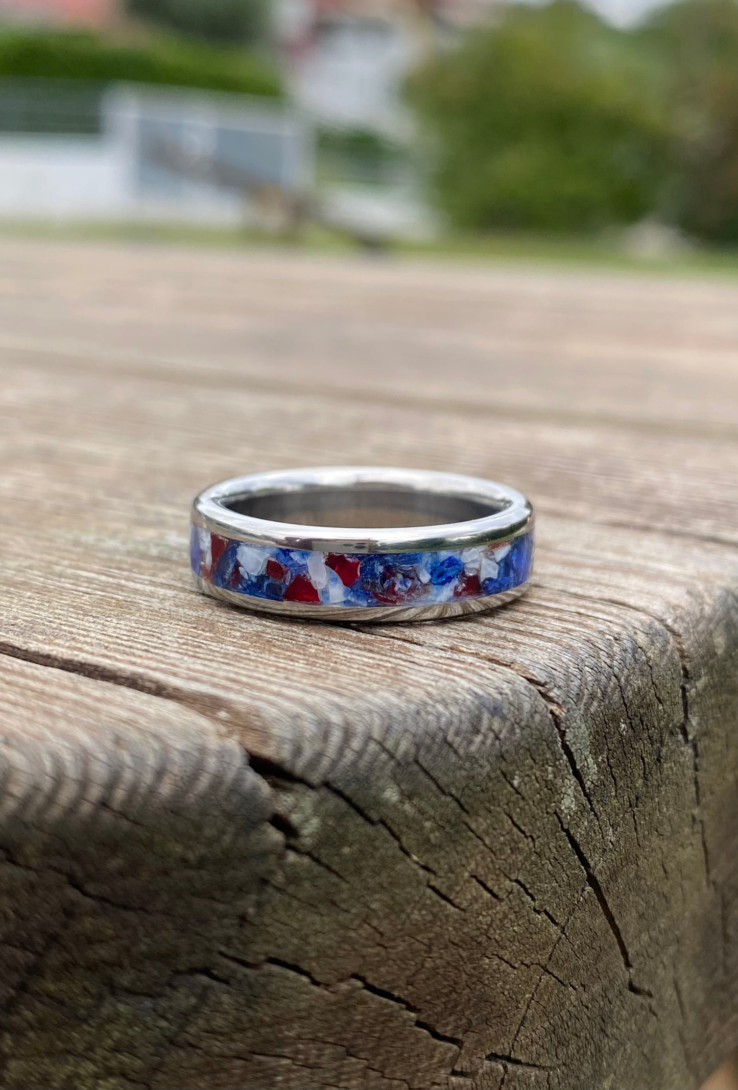 Anello di Titanio, Granato Rosso, Conchiglia ed Occhio di Tigre