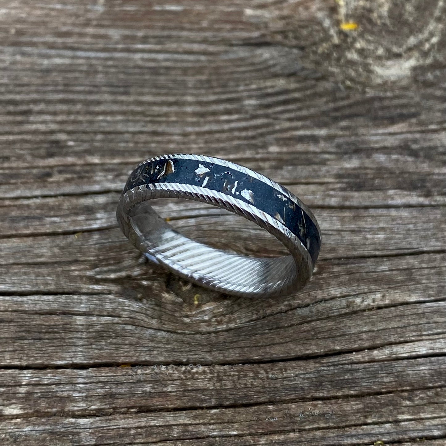 Bague en acier de Damas et météorite