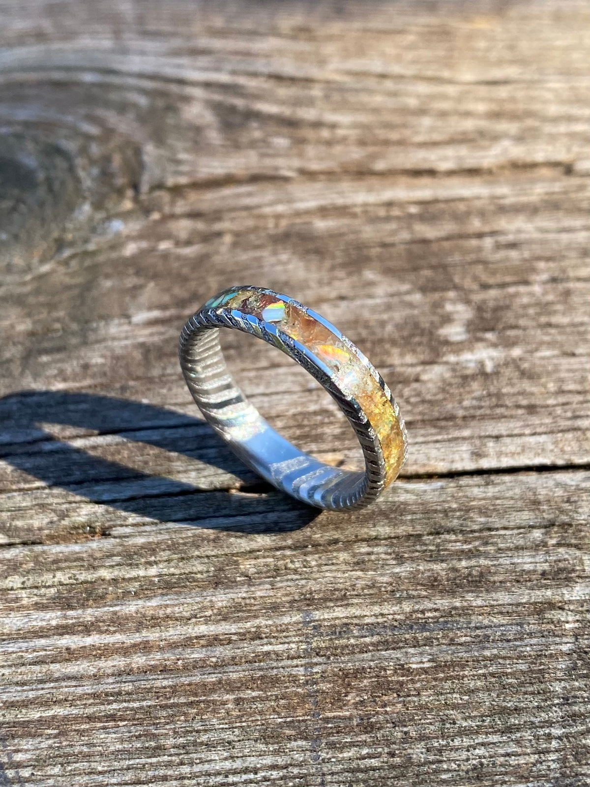 Anello di Acciaio Damasco, Corniola, Opale e Foglia d’Oro
