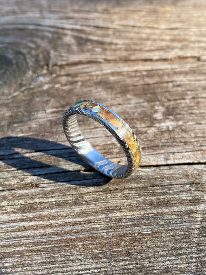 Anello di Acciaio Damasco, Corniola, Opale e Foglia d’Oro