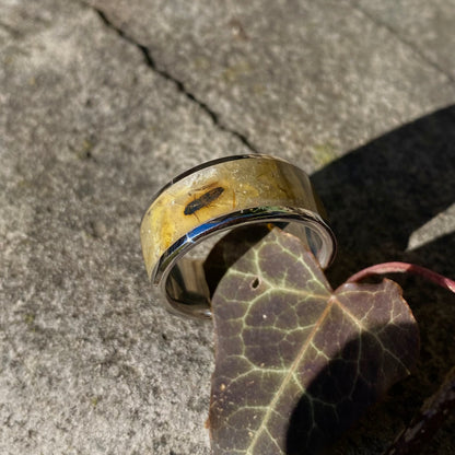 Anello di Ambra Fossile con Inclusioni di Insetti