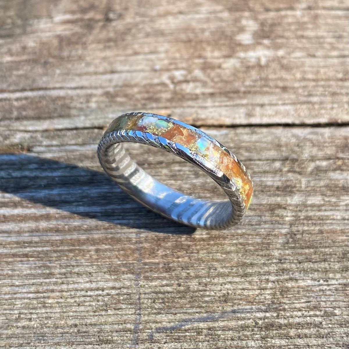 Anello di Acciaio Damasco, Corniola, Opale e Foglia d’Oro
