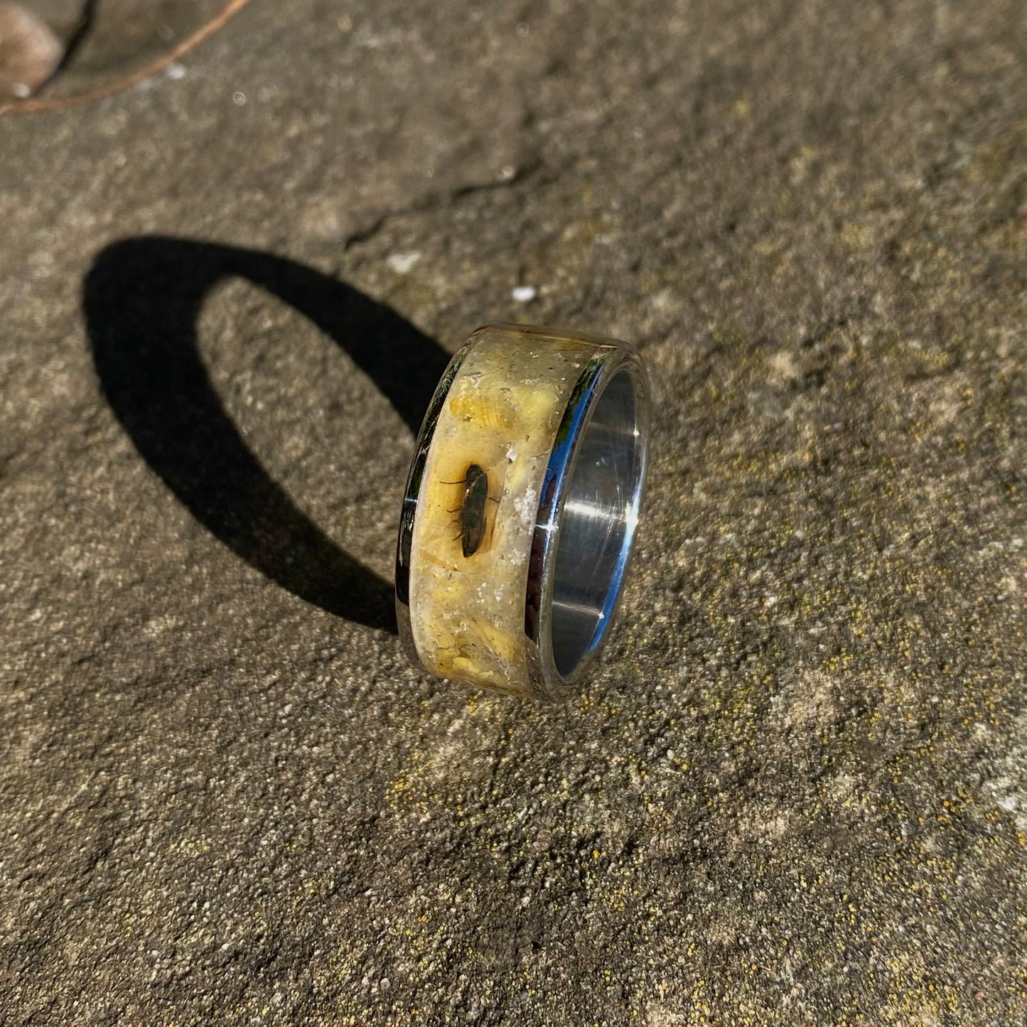 Anello di Ambra Fossile con Inclusioni di Insetti