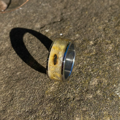 Anello di Ambra Fossile con Inclusioni di Insetti