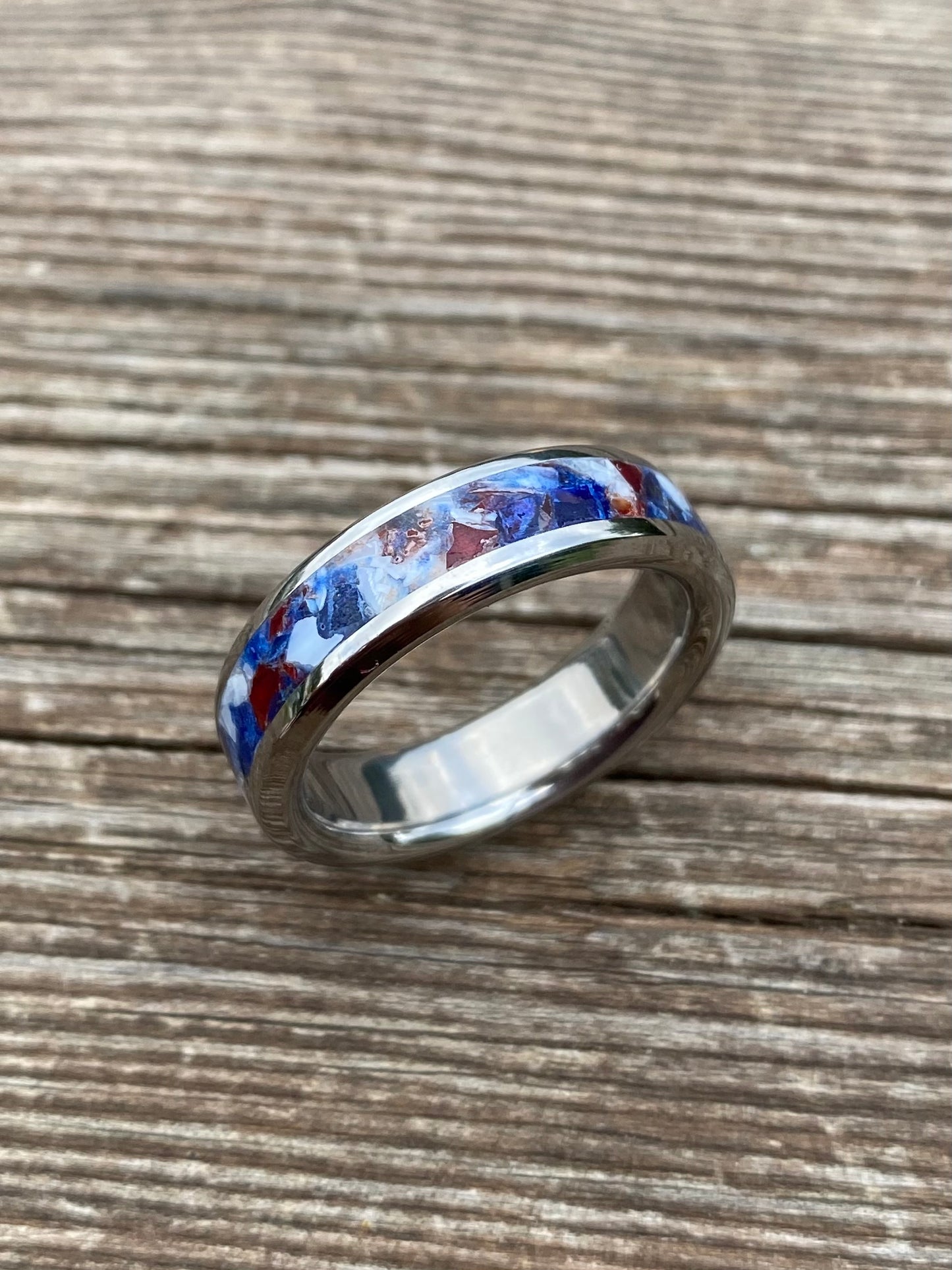 Anello di Titanio, Granato Rosso, Conchiglia ed Occhio di Tigre