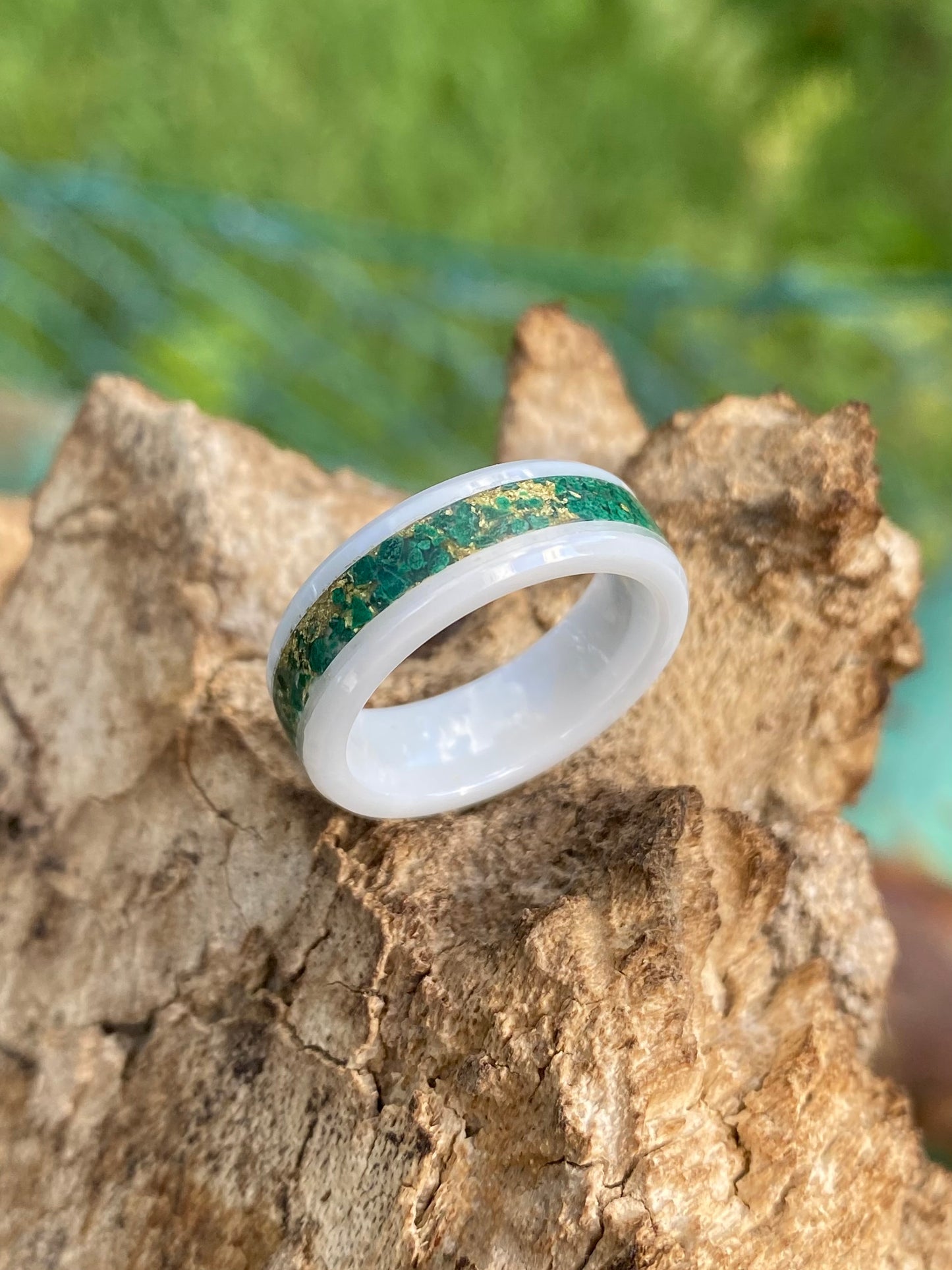 Anello di Ceramica Bianca, Malachite e Foglia d'Oro