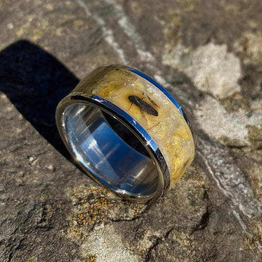 Anello di Ambra Fossile con Inclusioni di Insetti