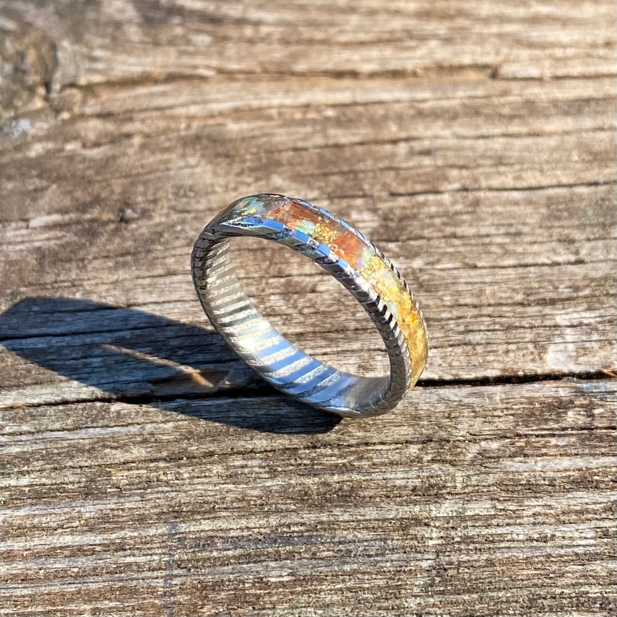 Anello di Acciaio Damasco, Corniola, Opale e Foglia d’Oro