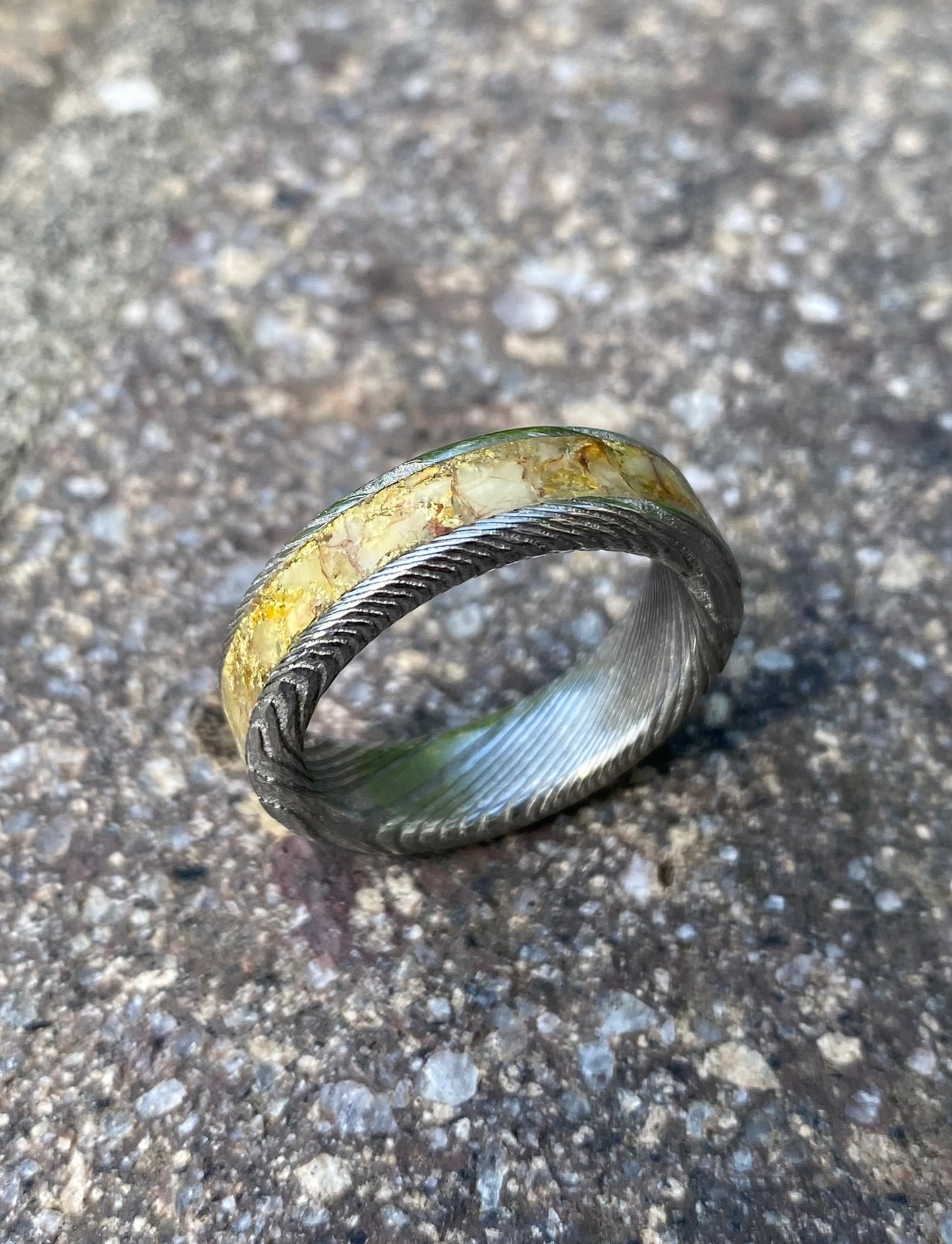 Anello di Acciaio Damasco, Ambra e Foglia d’Oro