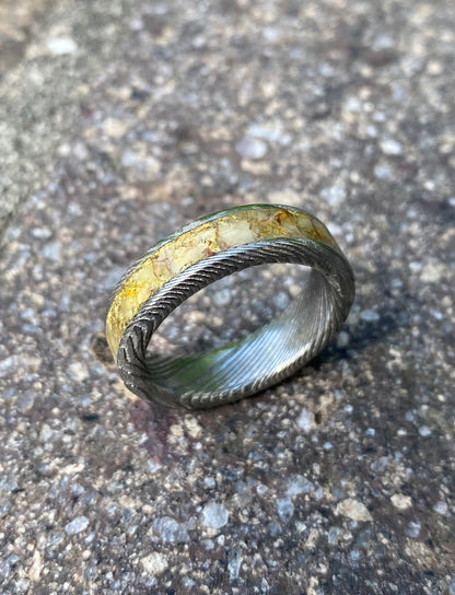 Anello di Acciaio Damasco, Ambra e Foglia d’Oro