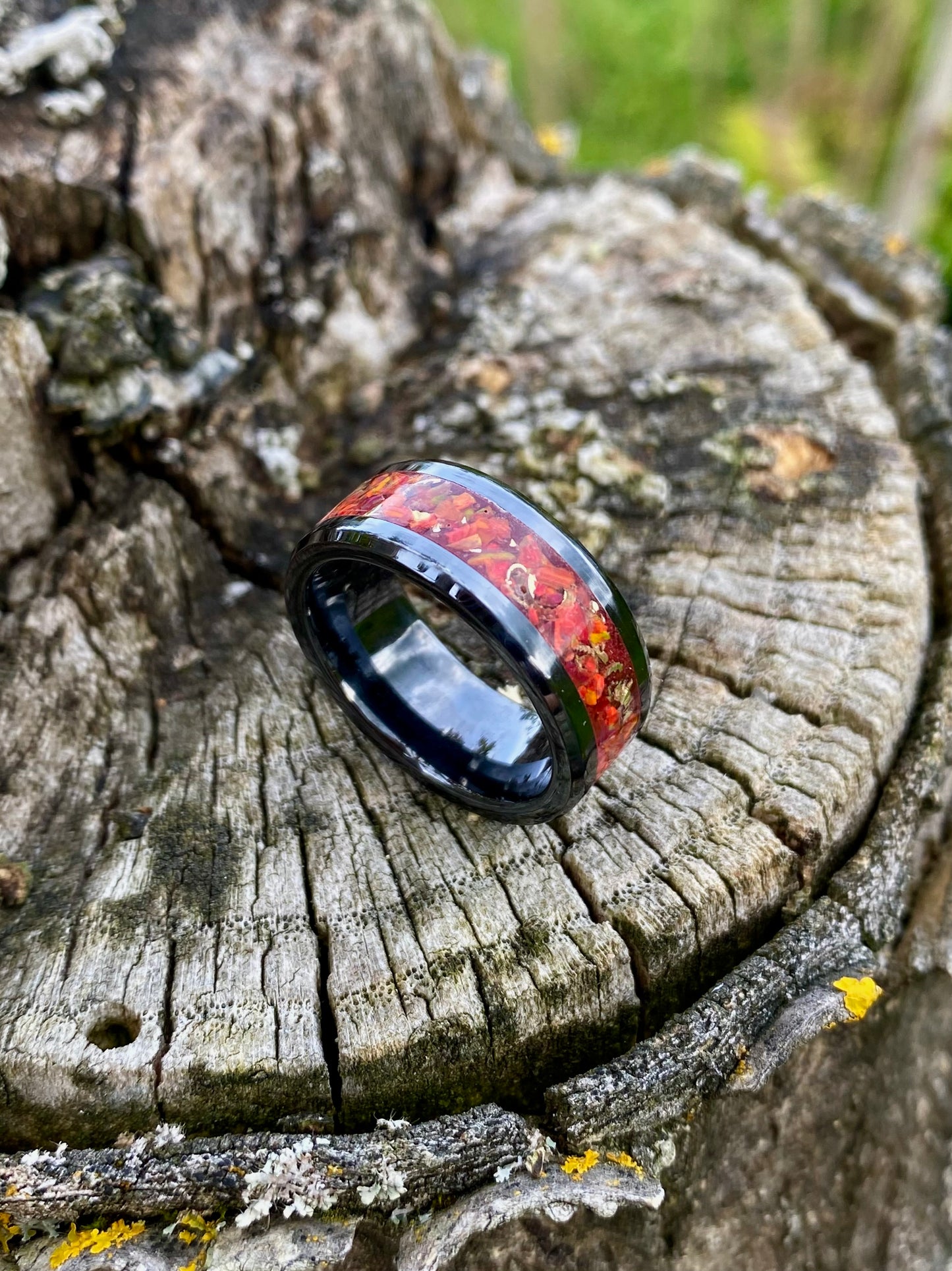 Anello di Ceramica Nera, Opale "Crimson" e trucioli di Mokume Gane