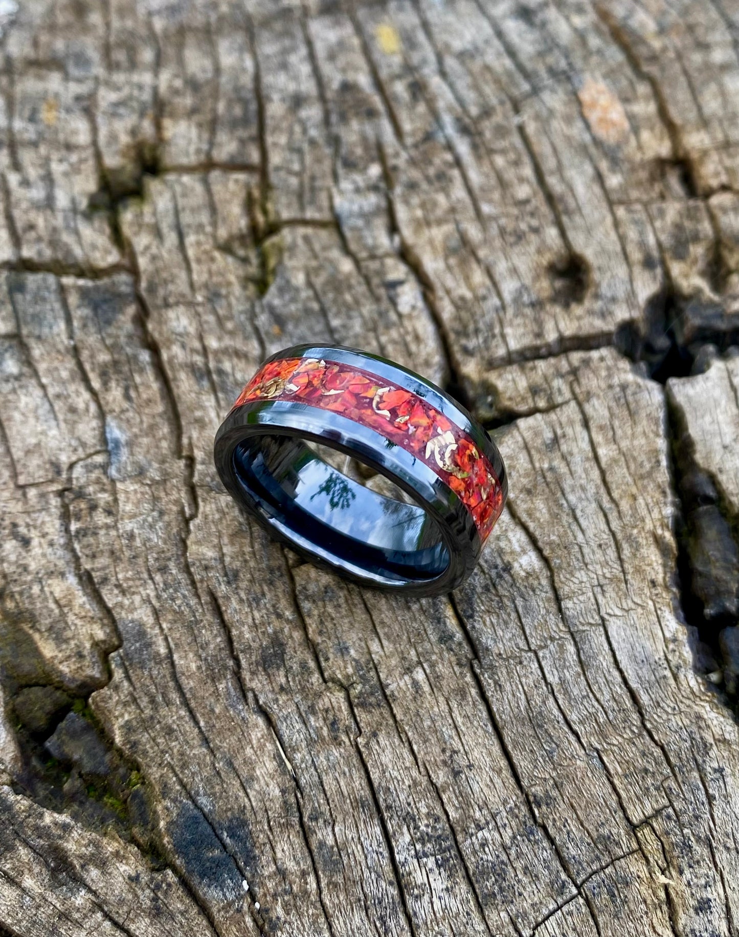 Anello di Ceramica Nera, Opale "Crimson" e trucioli di Mokume Gane