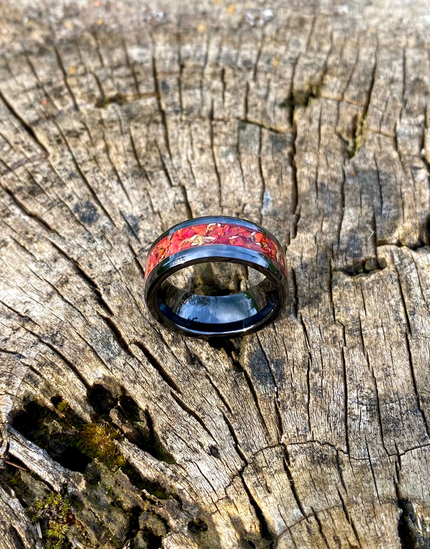 Anello di Ceramica Nera, Opale "Crimson" e trucioli di Mokume Gane