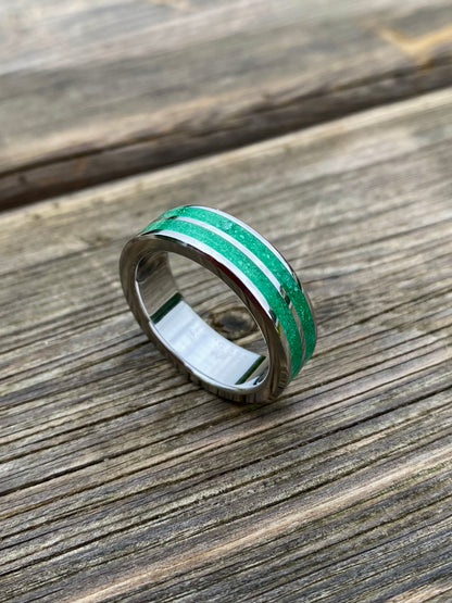 Anello di Giada Verde con Intarsio Doppio