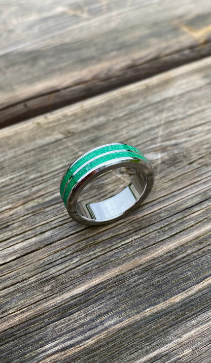 Anello di Giada Verde con Intarsio Doppio