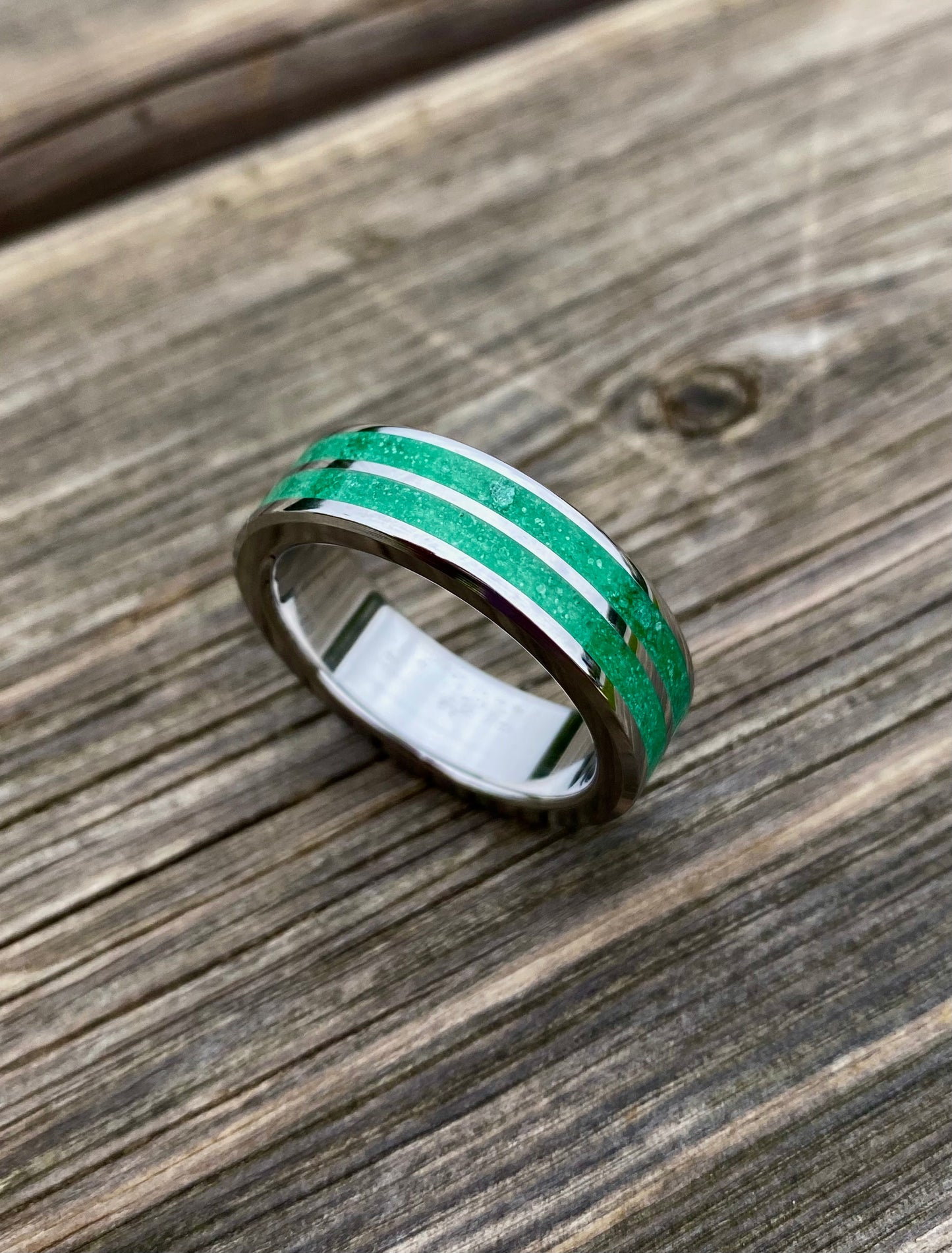 Anello di Giada Verde con Intarsio Doppio