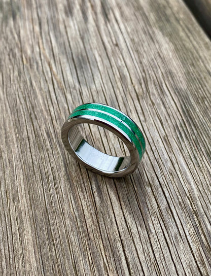 Anello di Giada Verde con Intarsio Doppio