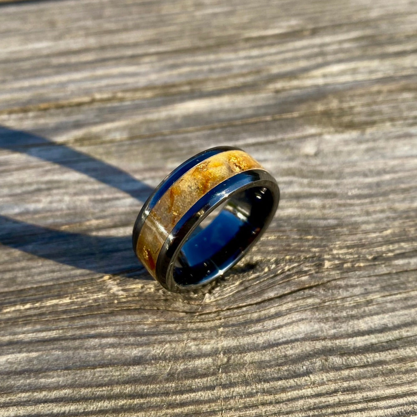 Anello di Ceramica Nera, Ambra e Foglia d’Oro