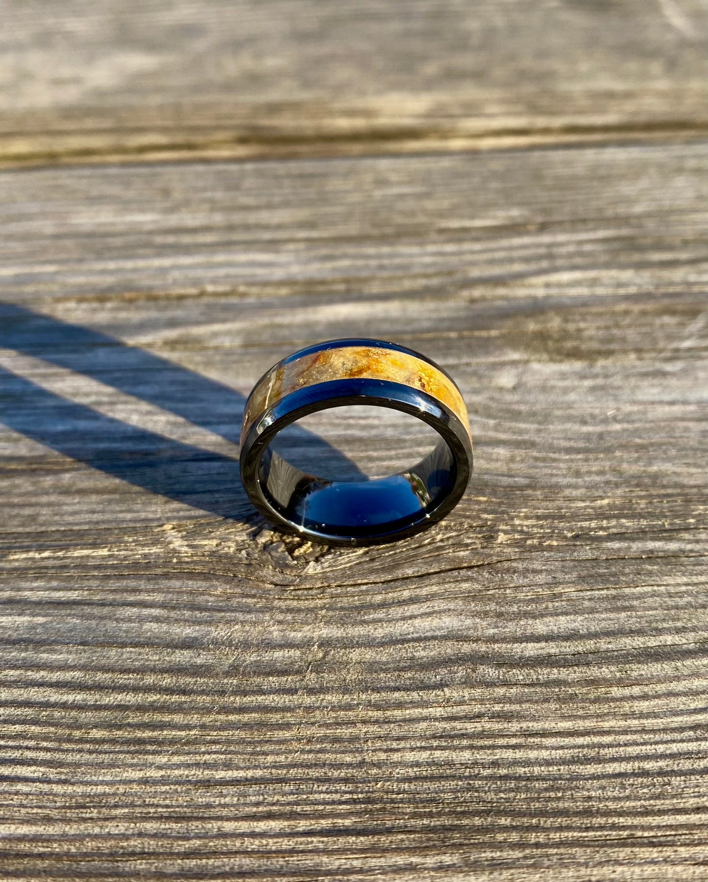 Anello di Ceramica Nera, Ambra e Foglia d’Oro